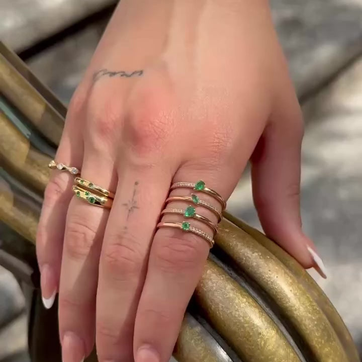 Green Emerald Inlay Ring in 18K Gold – Elegant Natural Emerald Band