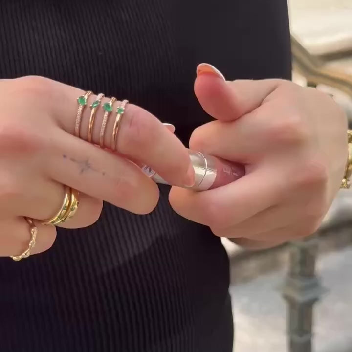 Green Emerald Inlay Ring in 18K Gold – Elegant Natural Emerald Band
